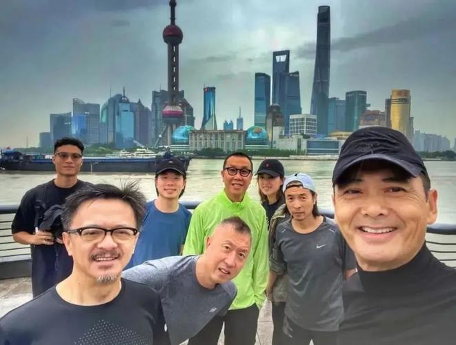新澳门彩历史开奖记录走势图和周润发又被偶遇爬山与周润发 爬山