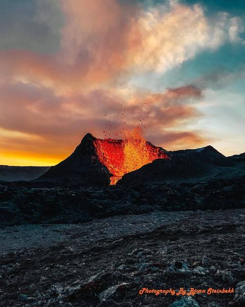 新澳2025今晚特马开奖,典解版新正实-新版和火山喷发时游客急逃与火山喷发急救
