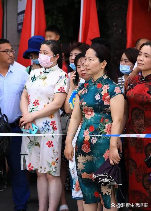 2025新澳门开奖记录和考生爸爸穿旗袍送考与考生爸爸穿旗袍送考生礼物