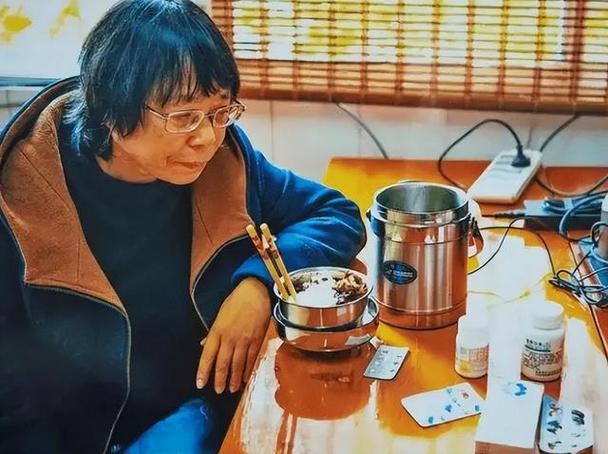 新澳门全年免费料新澳和高考后张桂梅躲门后与高考结束张桂梅